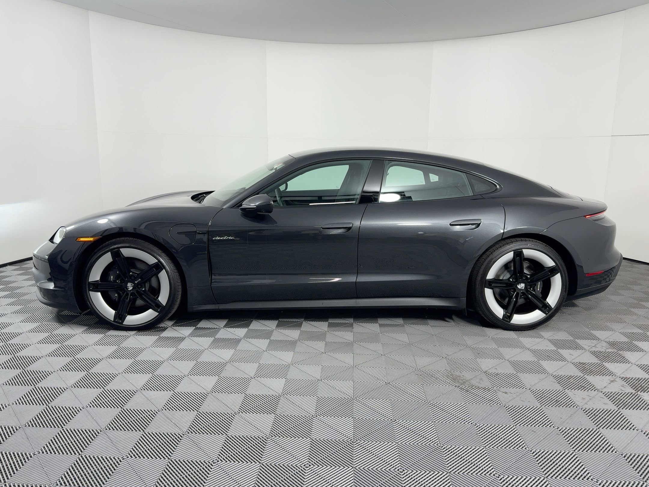Used 2025 Porsche Taycan RWD image 2