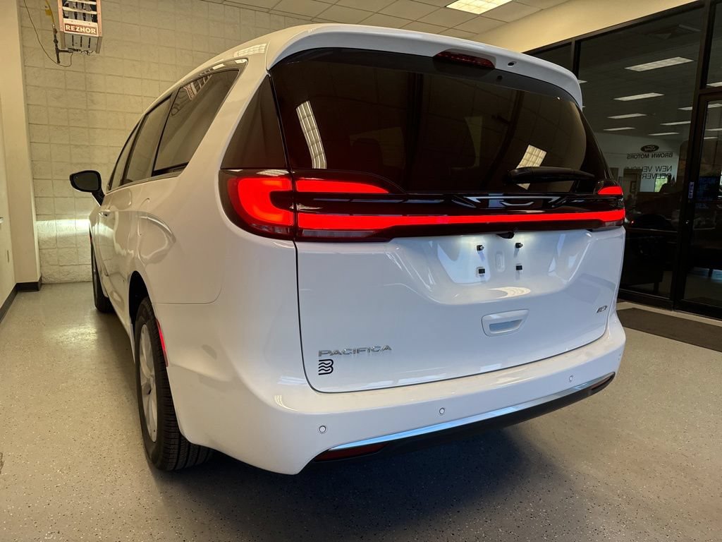 New 2027 Chrysler Pacifica Select AWD/4WD image 16