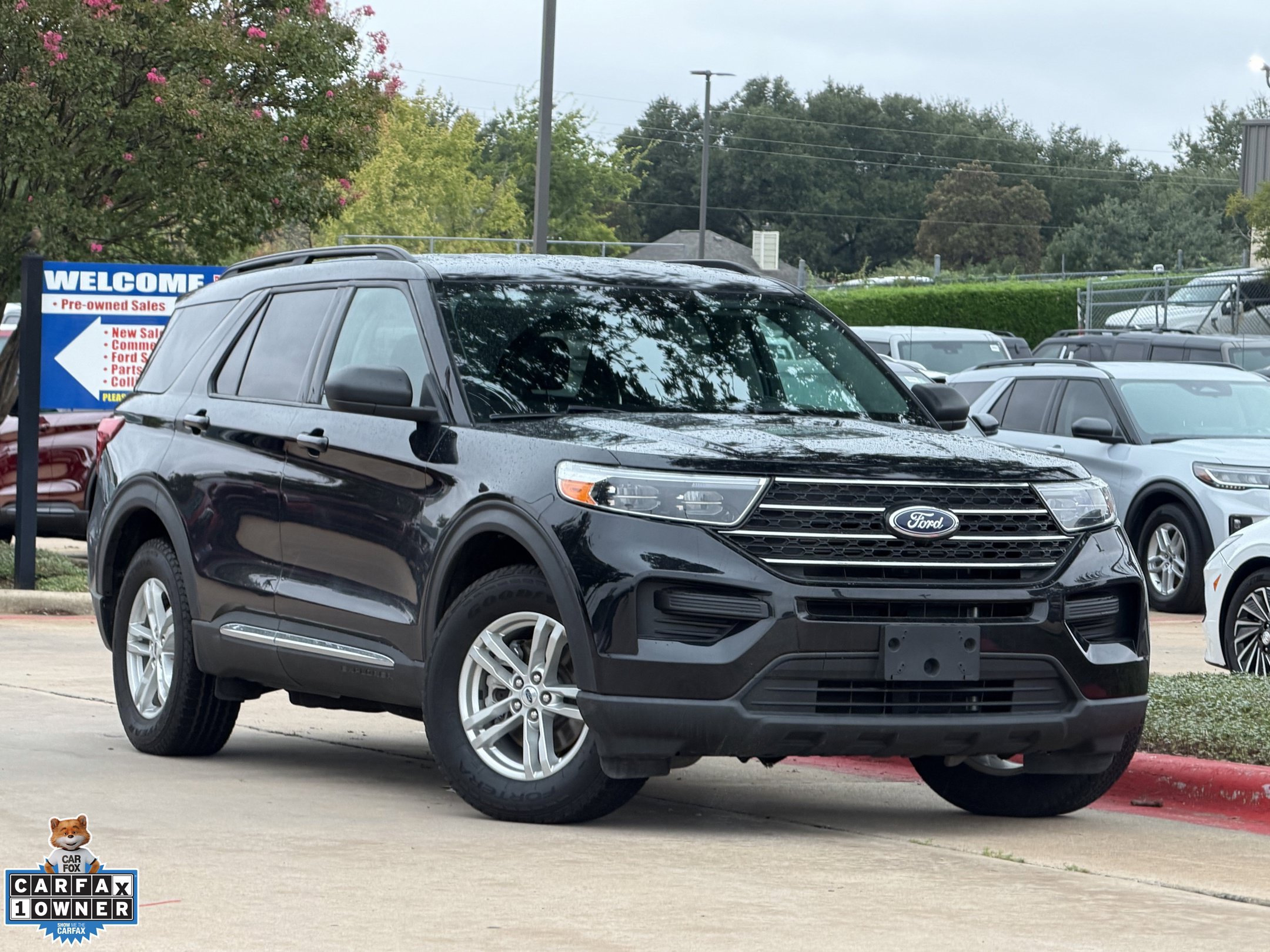 Used 2023 Ford Explorer XLT AWD/4WD image 2