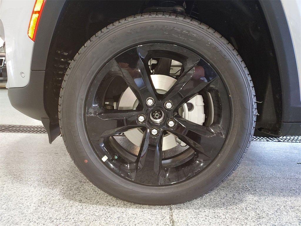 New 2025 Jeep Grand Cherokee Limited w/ Luxury Tech Group II image 16