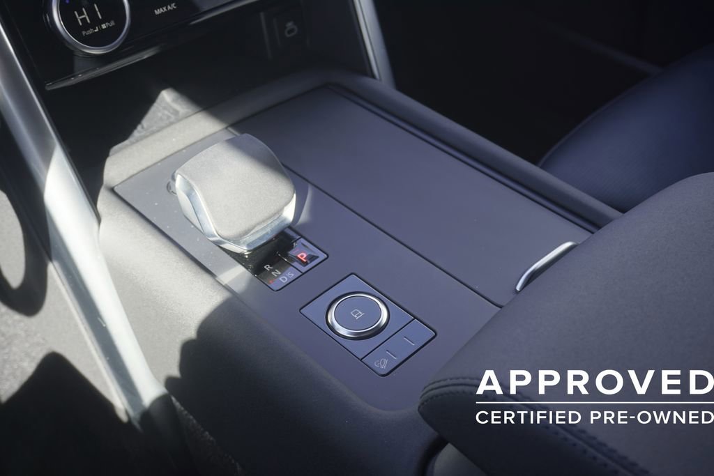 Used 2025 Land Rover Discovery S image 14