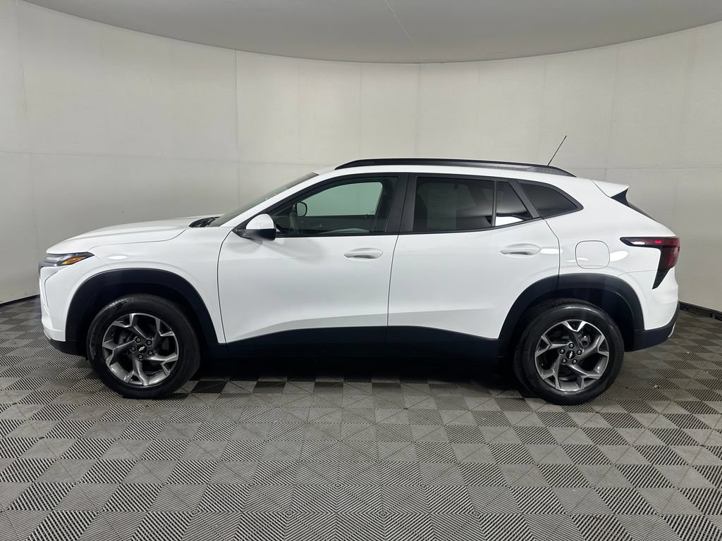 Used 2024 Chevrolet Trax LT FWD image 2
