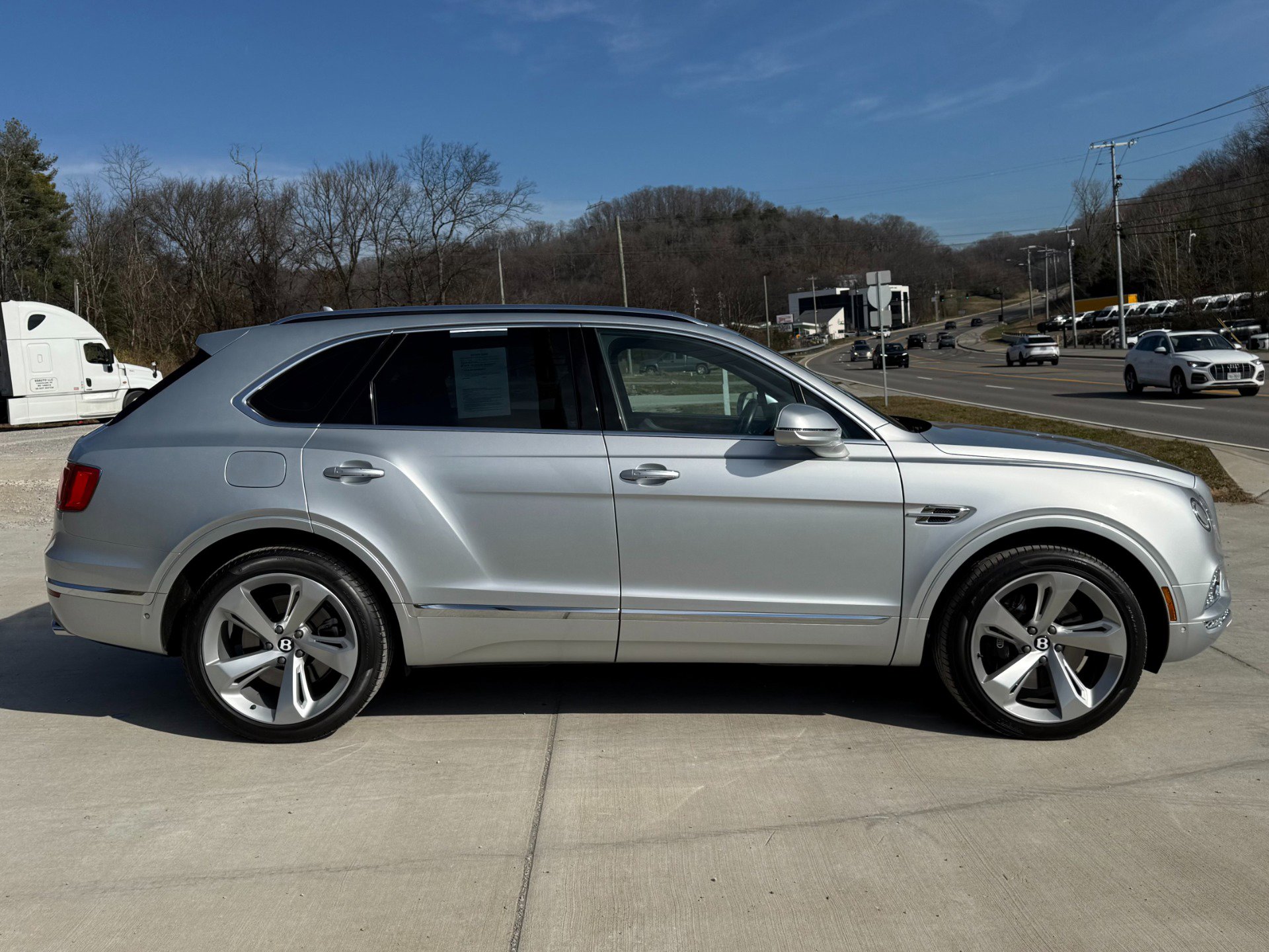 Used 2018 Bentley Bentayga image 7