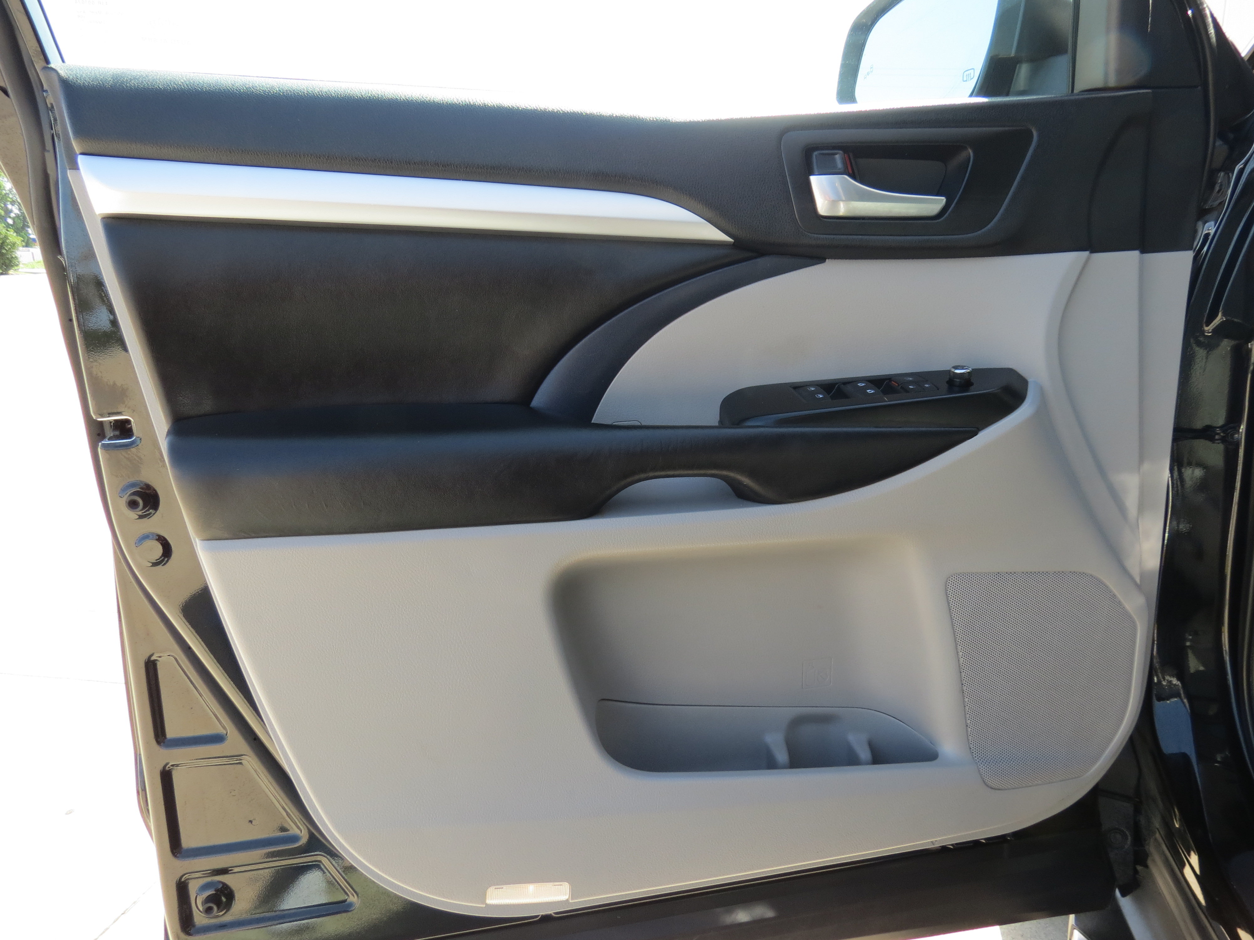 Used 2019 Toyota Highlander XLE FWD image 25