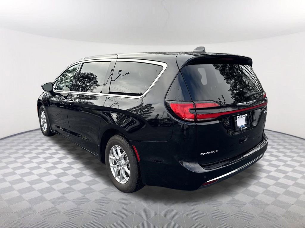 Used 2024 Chrysler Pacifica Touring-L image 7