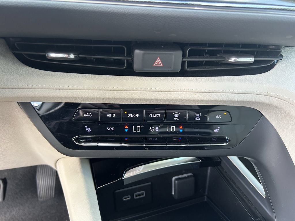Used 2023 Buick Envision Essence AWD/4WD image 25