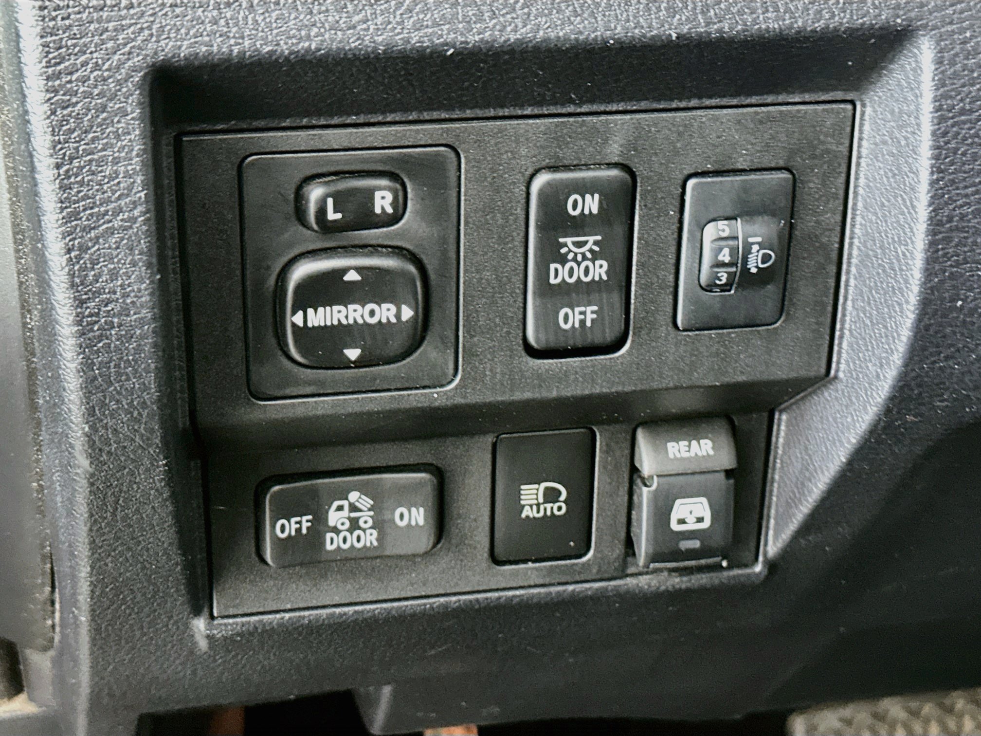 Used 2018 Toyota Tundra Limited w/ Limited Premium Package AWD/4WD image 17