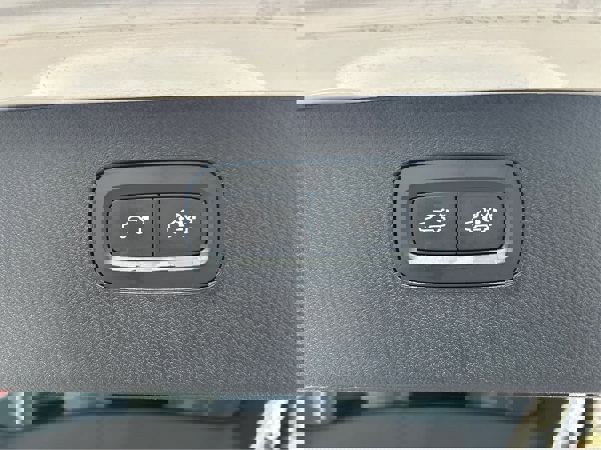 Used 2016 Volvo XC90 T6 Momentum w/ Momentum Plus Package image 32