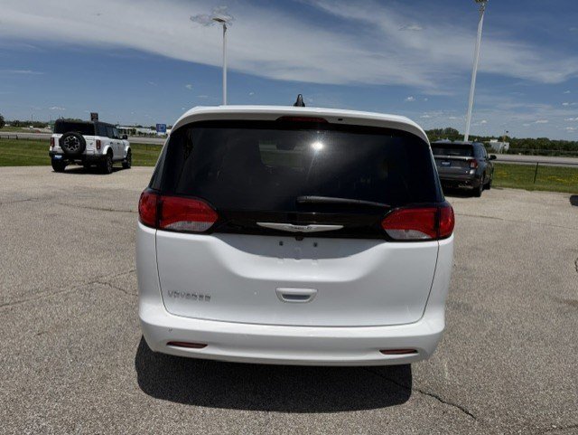 Used 2023 Chrysler Voyager LX FWD image 8