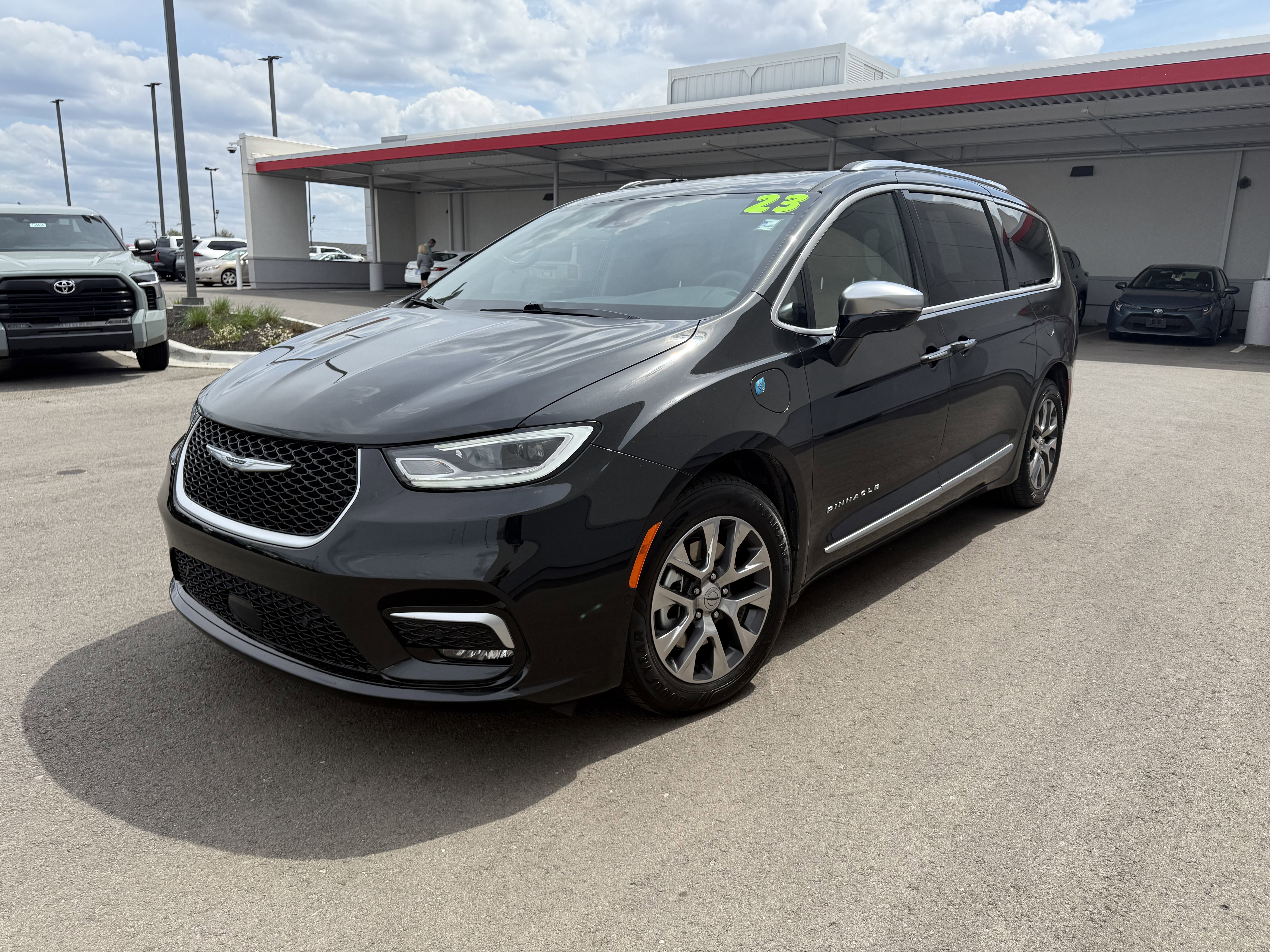 Used 2023 Chrysler Pacifica Pinnacle image 2
