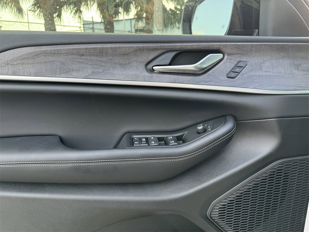 New 2024 Jeep Grand Cherokee Limited w/ Black Appearance Package image 17