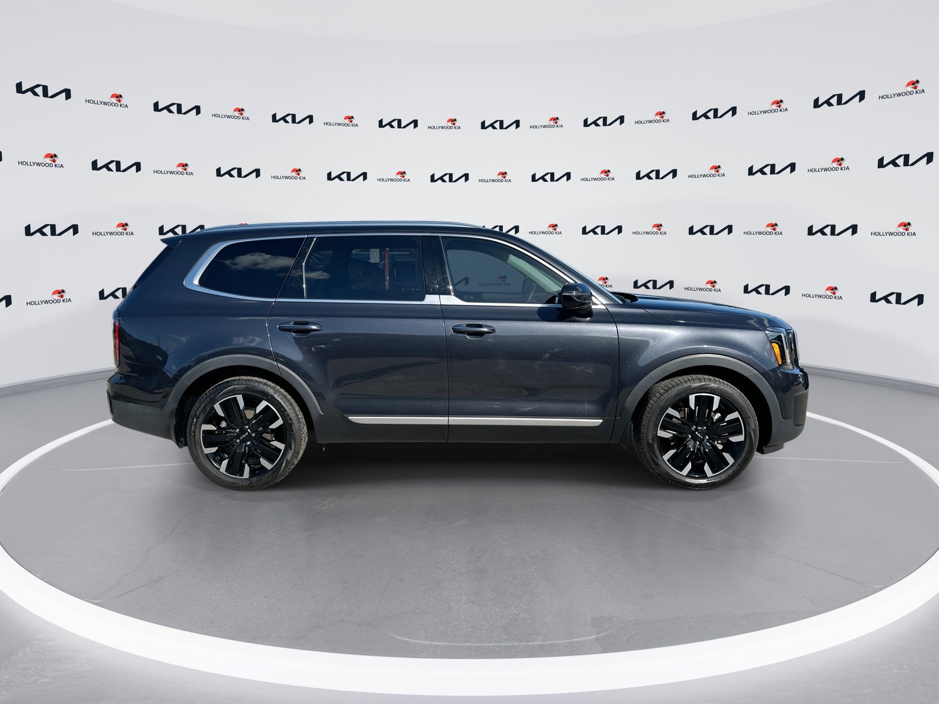 Used 2025 Kia Telluride SX w/ SX Captain's Chair Package image 9