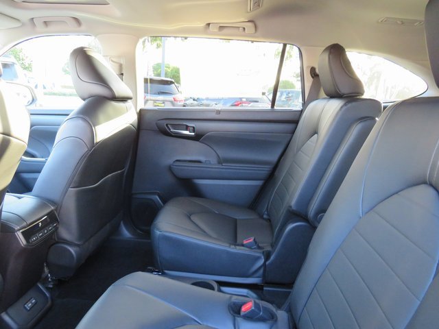 New 2025 Toyota Highlander XLE image 18