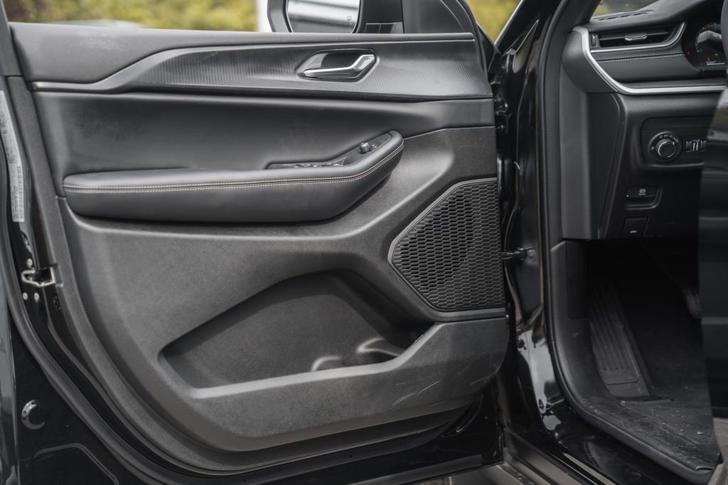 New 2025 Jeep Grand Cherokee Laredo X w/ Luxury Tech Group I image 35