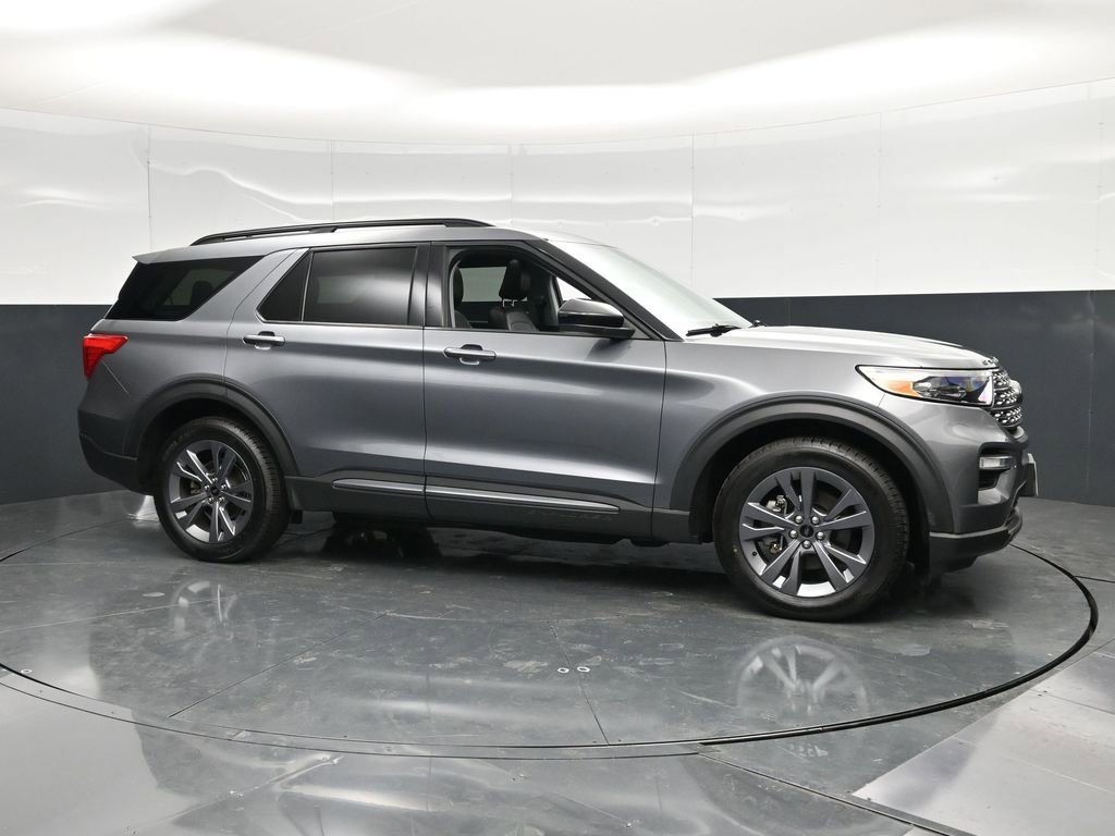 Used 2022 Ford Explorer XLT w/ Equipment Group 202A AWD/4WD image 3