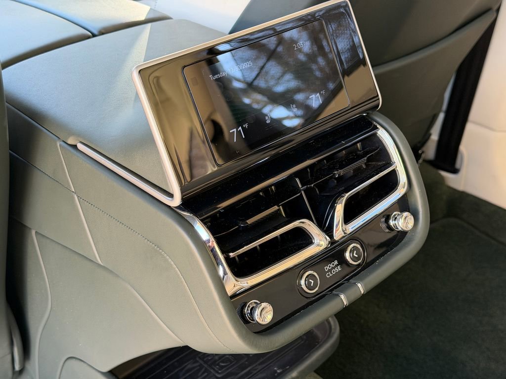 Certified 2023 Bentley Bentayga Extended Wheelbase image 39