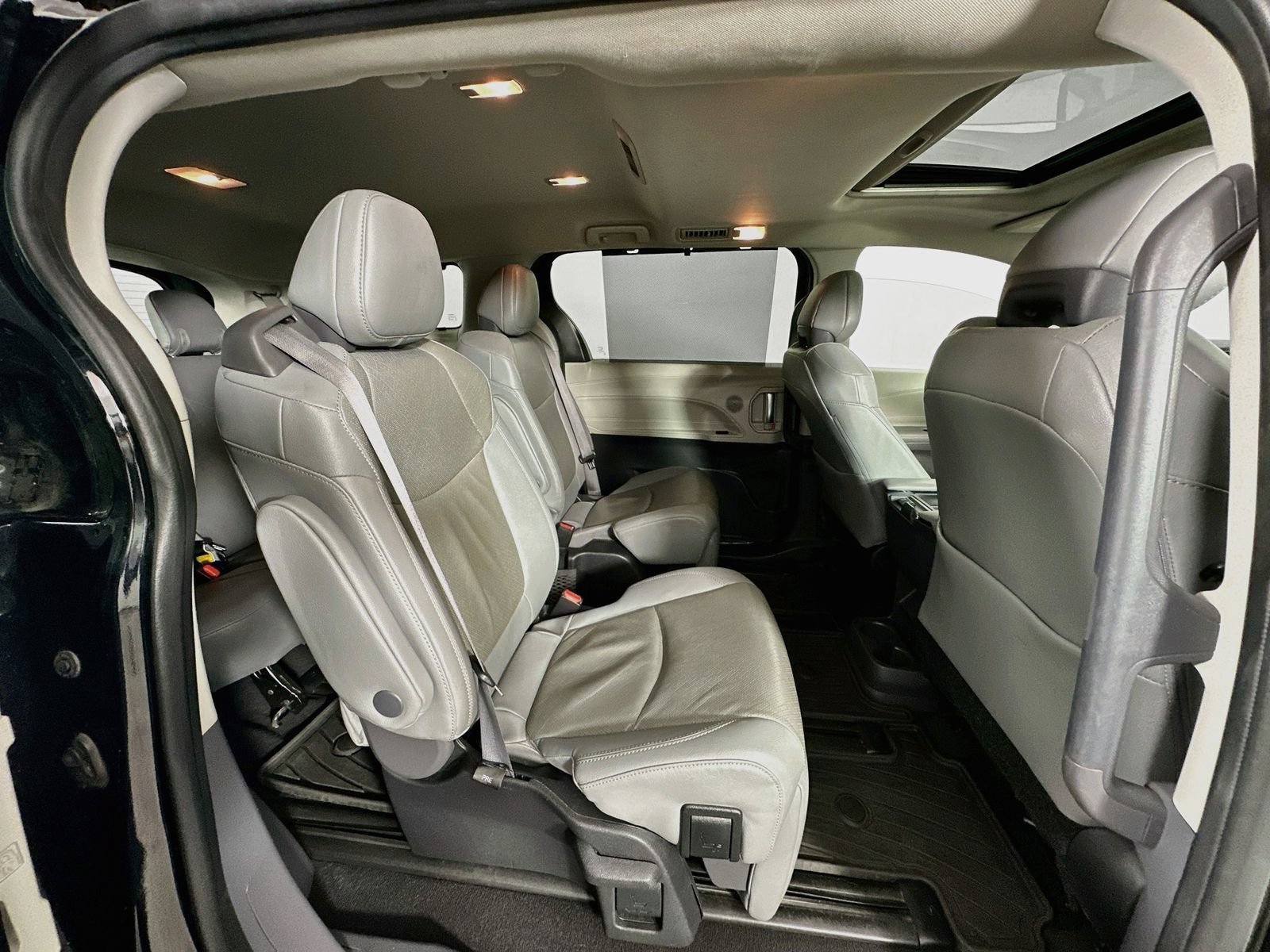 Used 2022 Toyota Sienna Limited AWD/4WD image 29