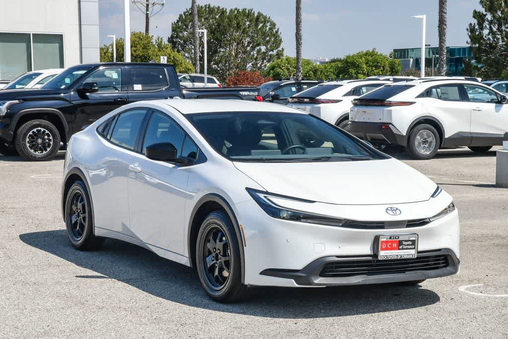 Used 2024 Toyota Prius LE FWD image 3