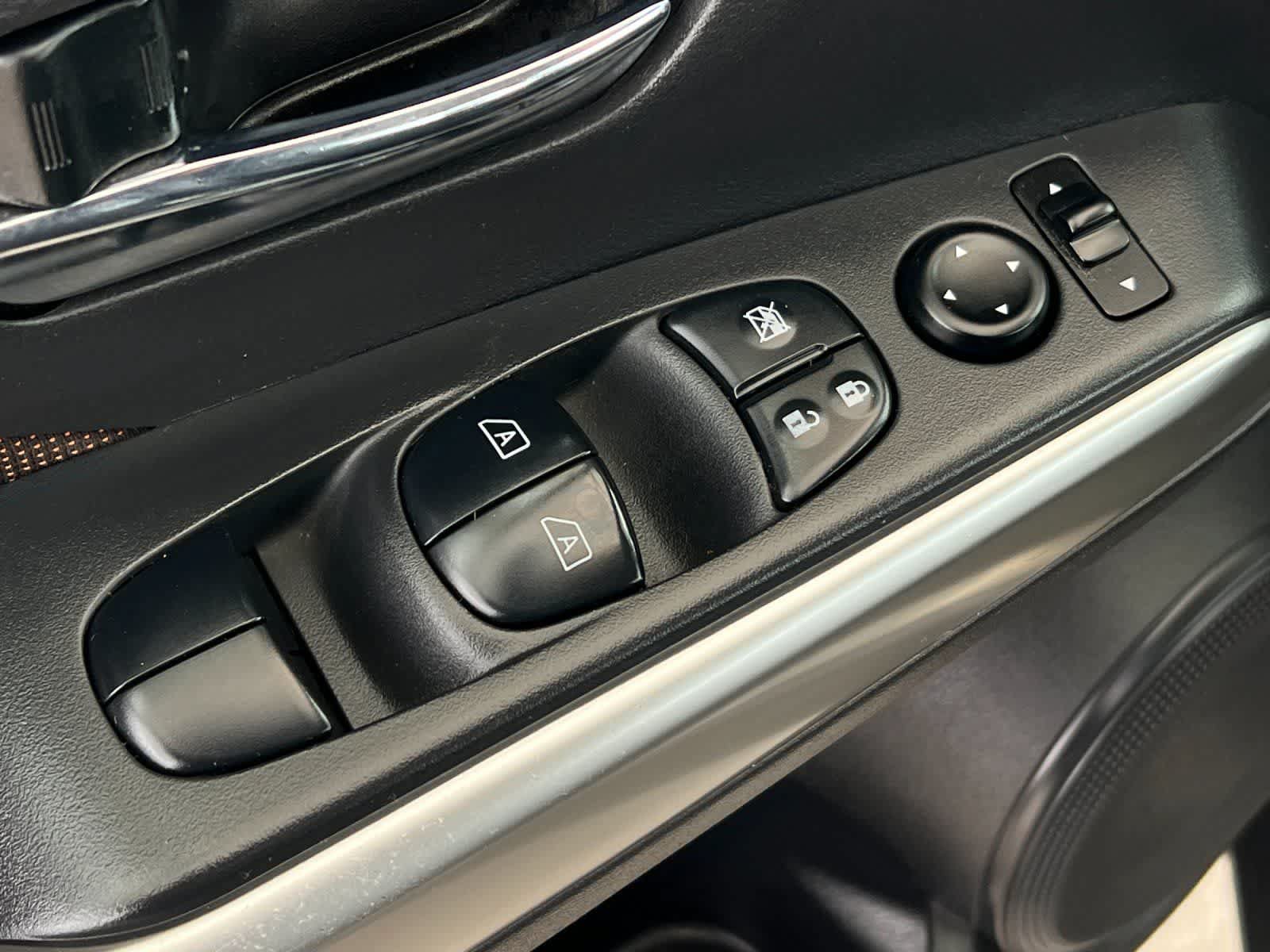 Used 2018 Nissan Kicks SR w/ Exterior Package FWD image 14