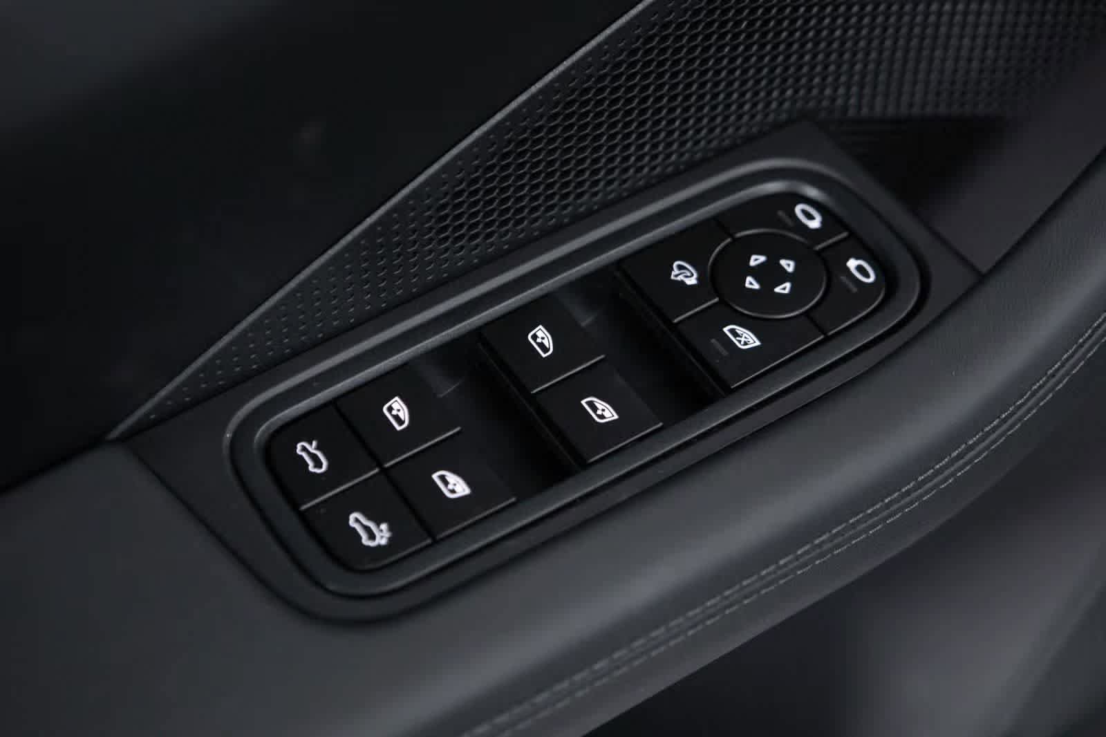 Certified 2025 Porsche Macan 4 Electric AWD/4WD image 25
