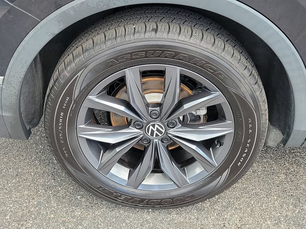 Used 2023 Volkswagen Tiguan SE w/ Panoramic Sunroof Package FWD image 6