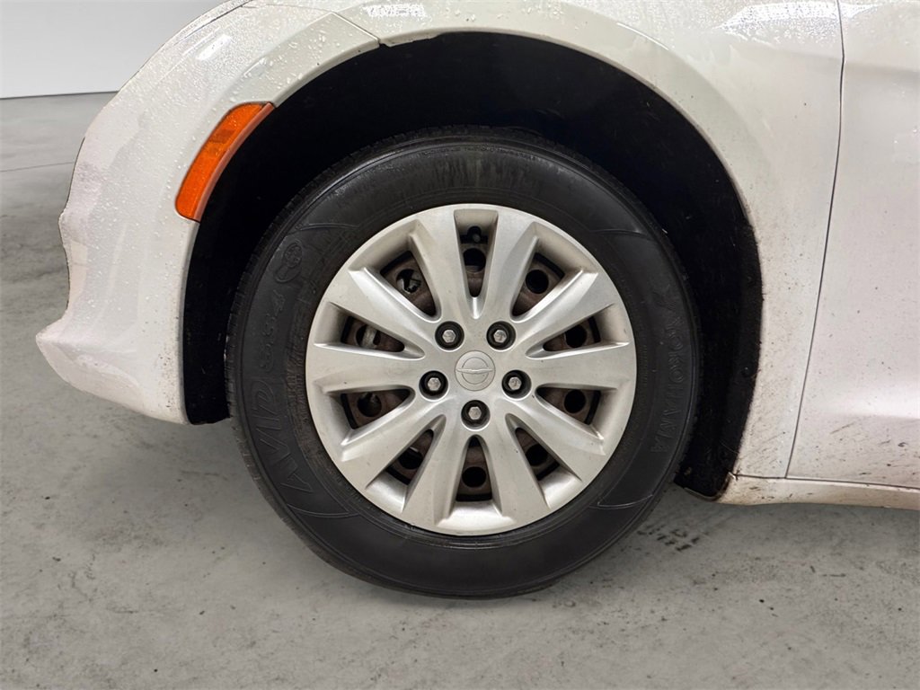 Used 2020 Chrysler Voyager L image 14