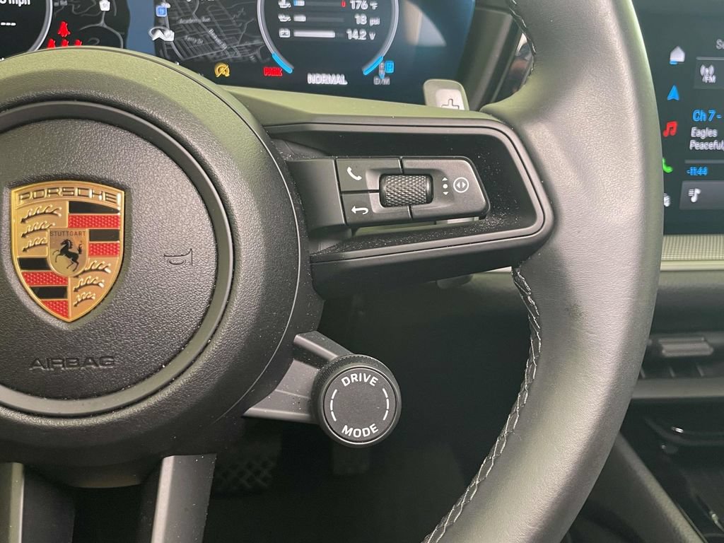 Certified 2025 Porsche Cayenne AWD/4WD image 39