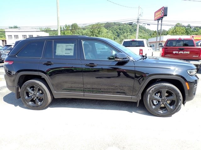 New 2025 Jeep Grand Cherokee Limited w/ Black Appearance Package image 8