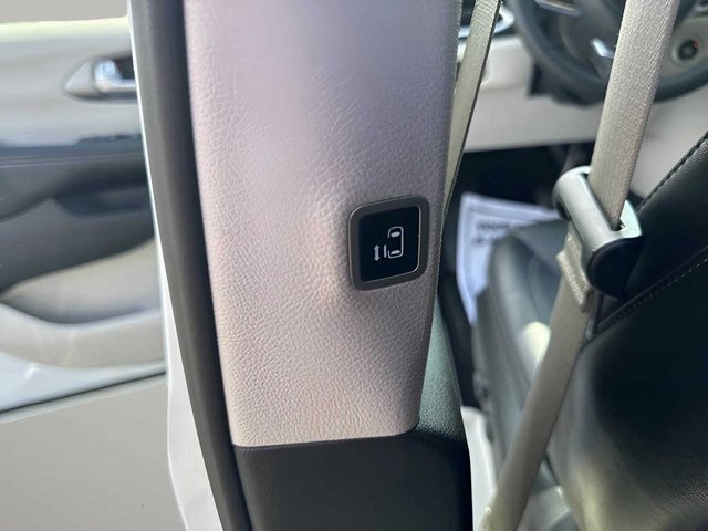 Used 2024 Chrysler Pacifica Touring-L image 13