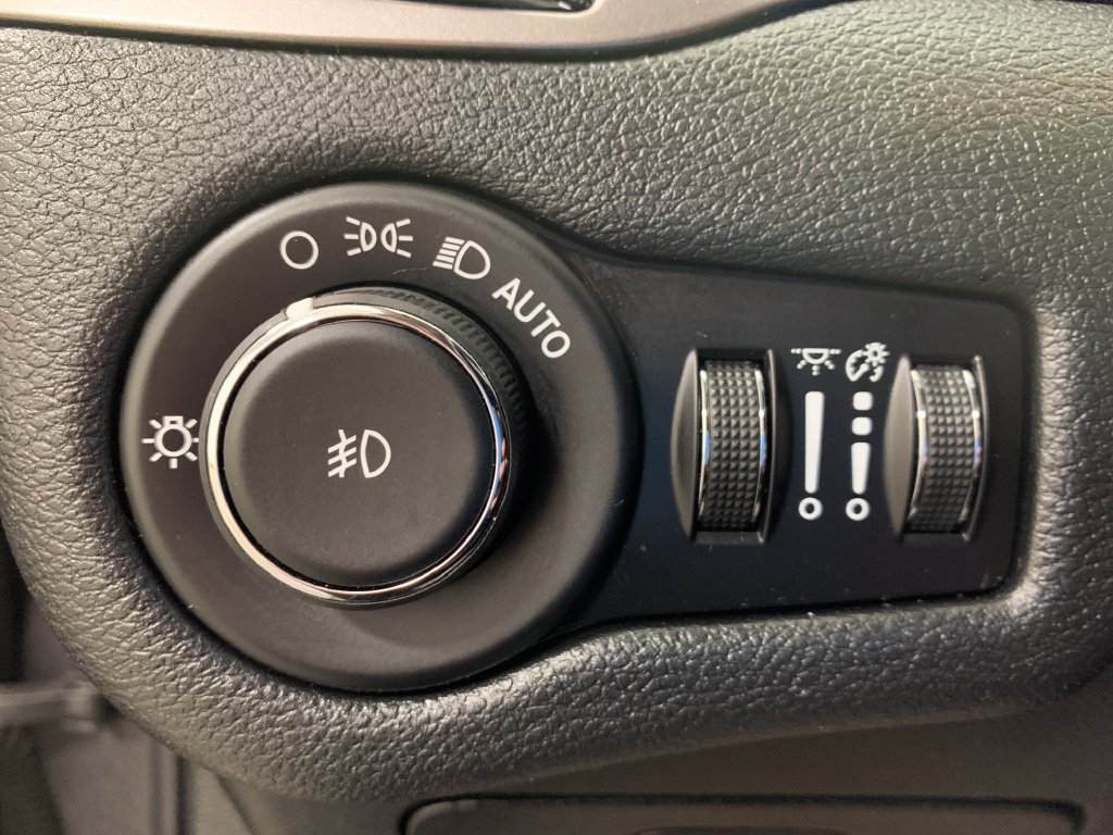 Used 2019 Jeep Cherokee Latitude Plus AWD/4WD image 20