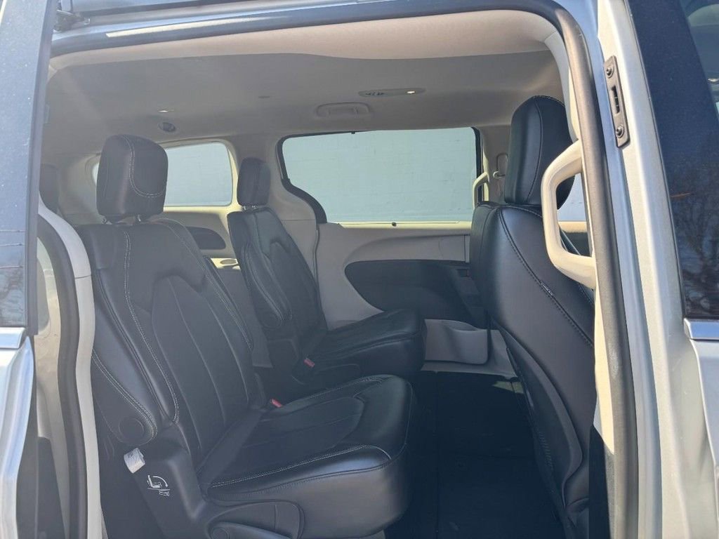 Used 2024 Chrysler Pacifica Touring-L image 11