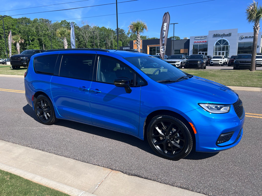 New 2026 Chrysler Pacifica Select w/ S Appearance Package FWD image 3