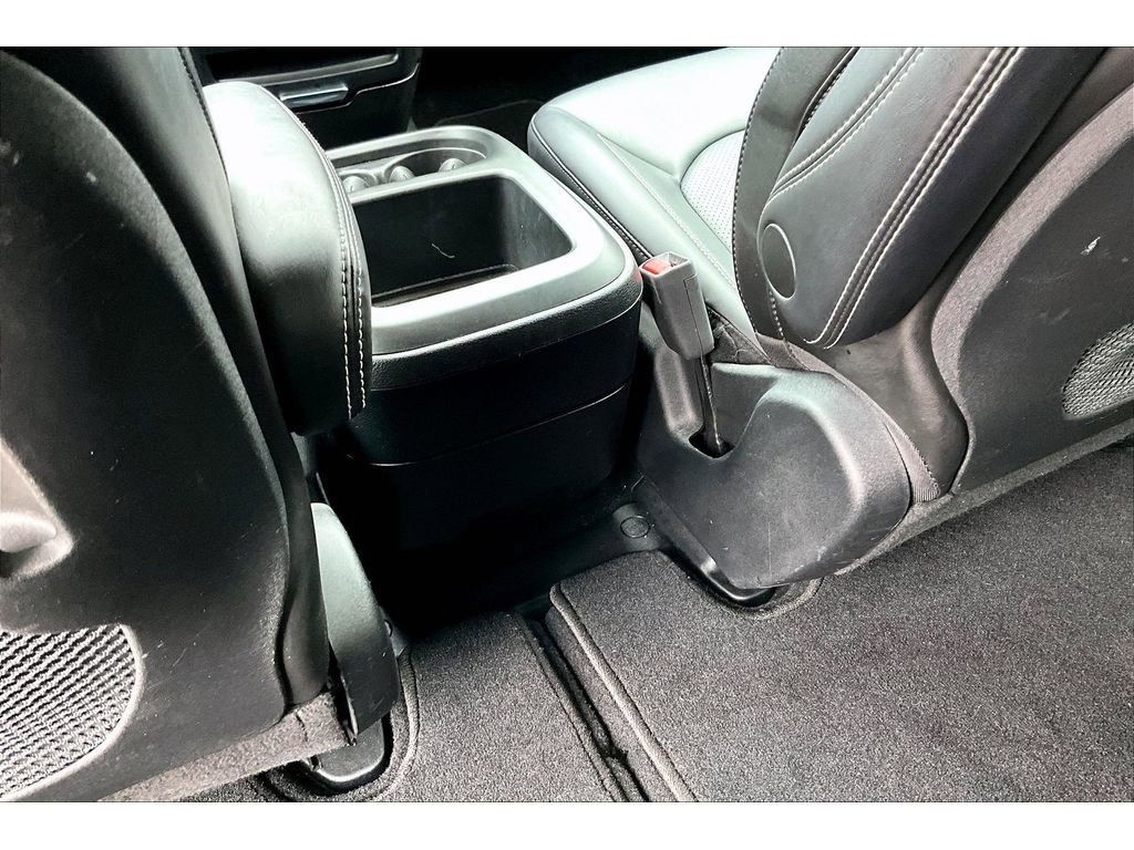 Used 2025 Chrysler Pacifica Select image 32