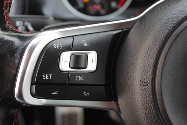 Used 2016 Volkswagen Golf S image 17