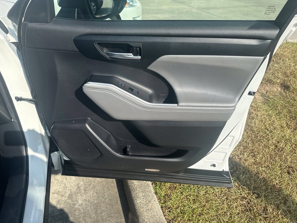 Used 2021 Toyota Highlander XLE FWD image 39