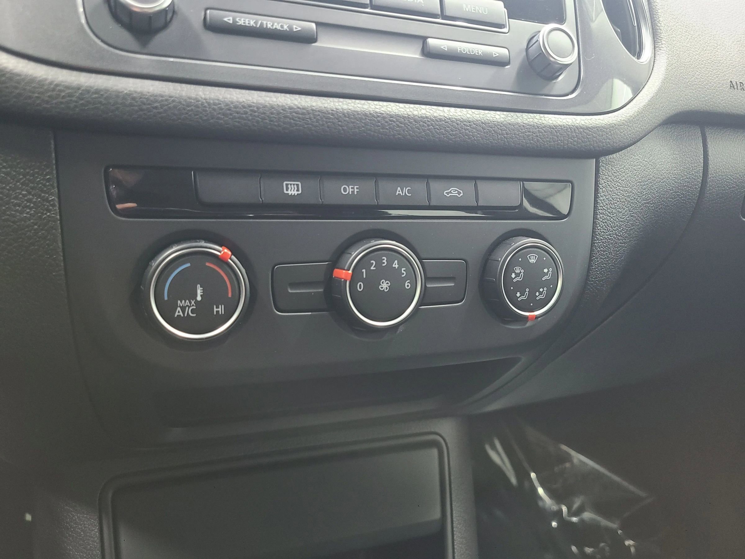 Used 2014 Volkswagen Tiguan S image 33