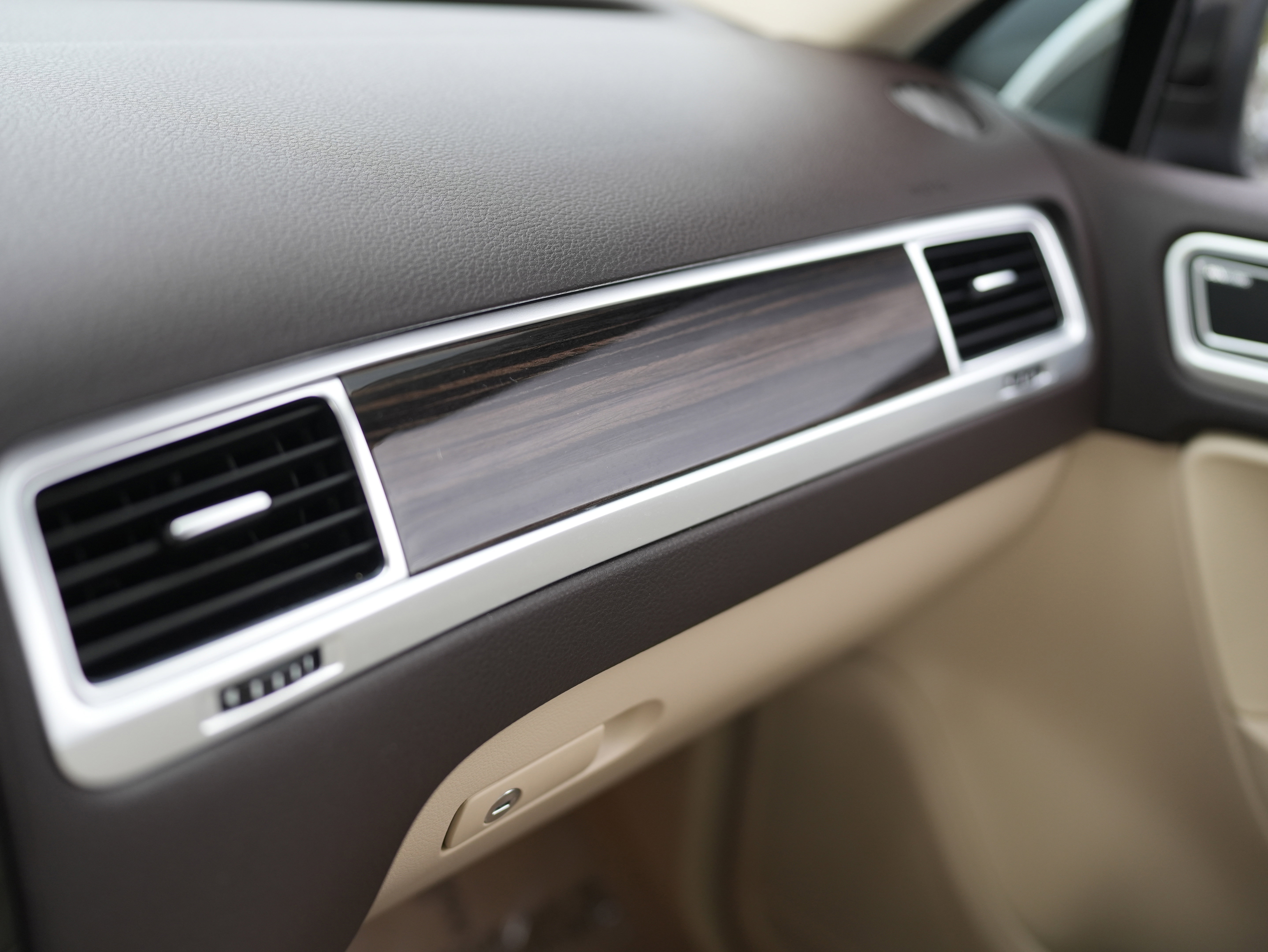 Used 2015 Volkswagen Touareg Executive AWD/4WD image 31