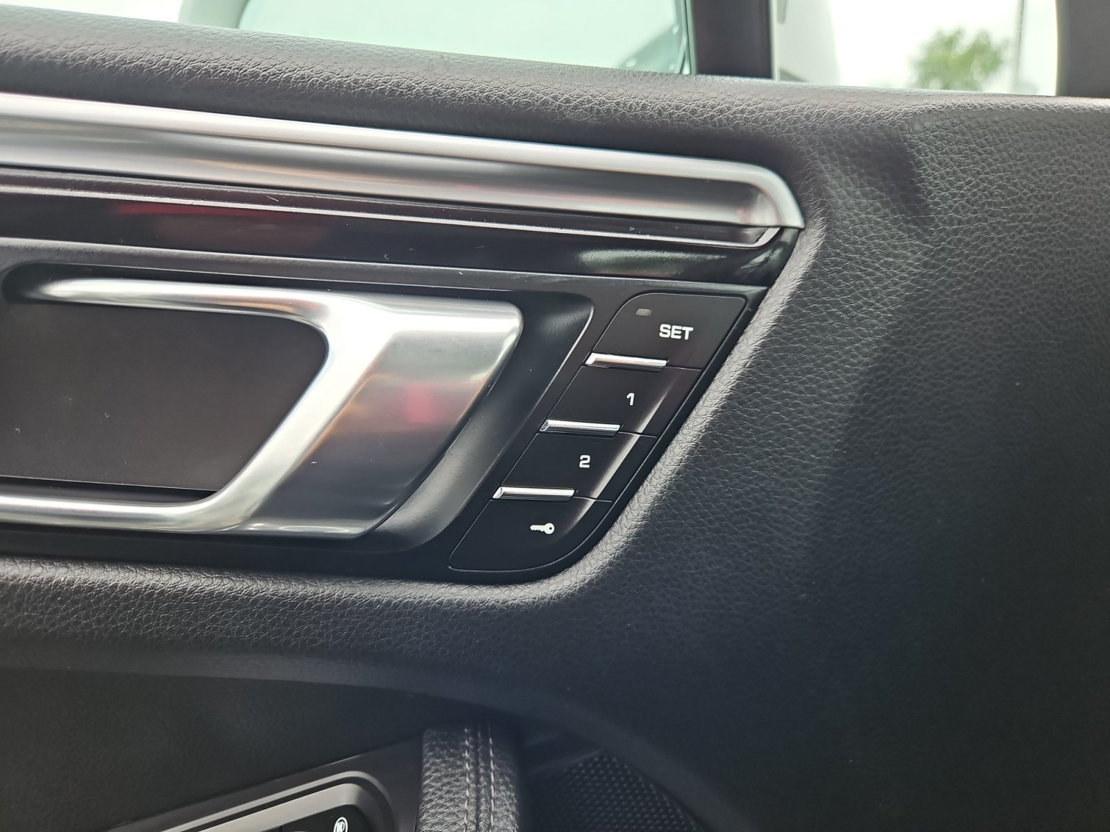 Used 2020 Porsche Macan AWD/4WD image 16