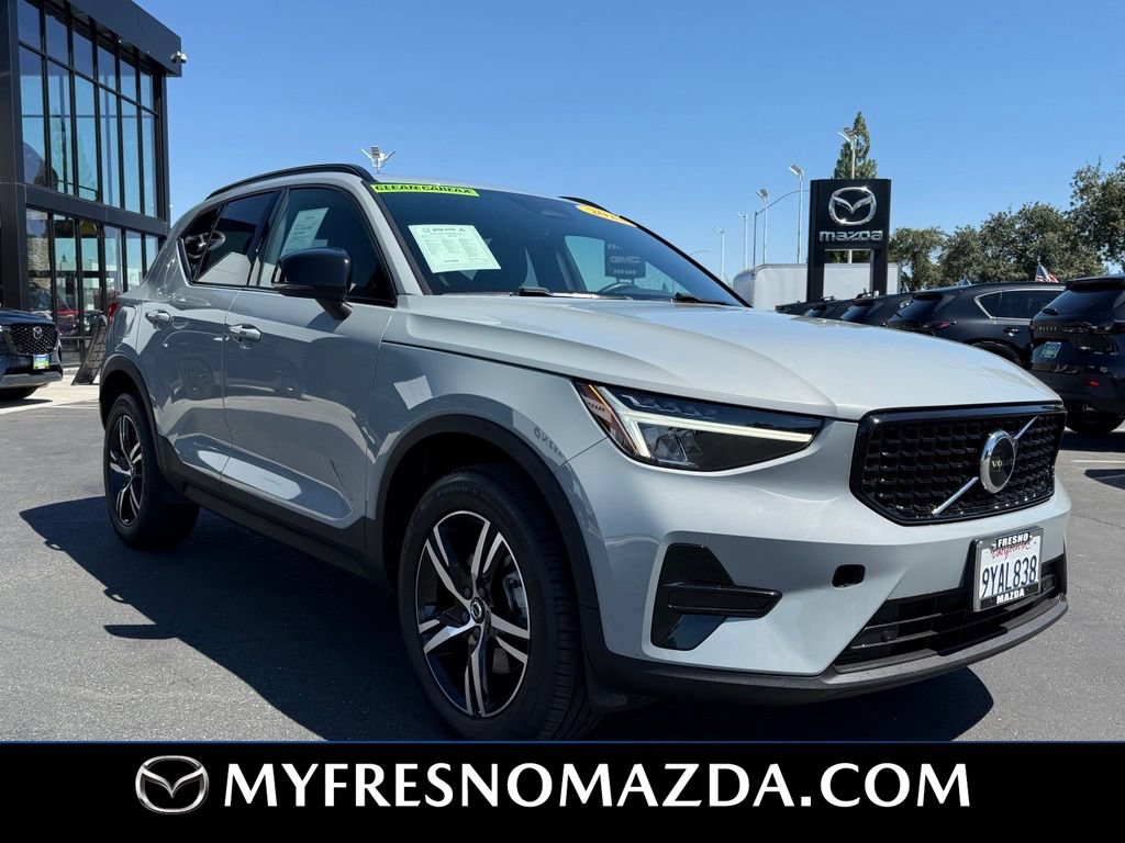 Used 2024 Volvo XC40 B5 Core AWD/4WD image 2