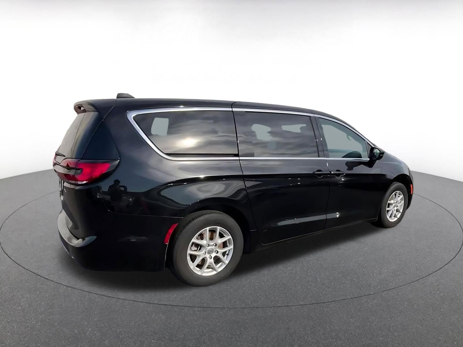 Used 2025 Chrysler Pacifica Select image 13