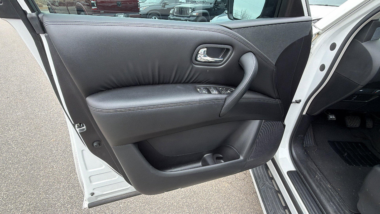 Used 2022 Nissan Armada SV w/ SV Appearance Package image 14