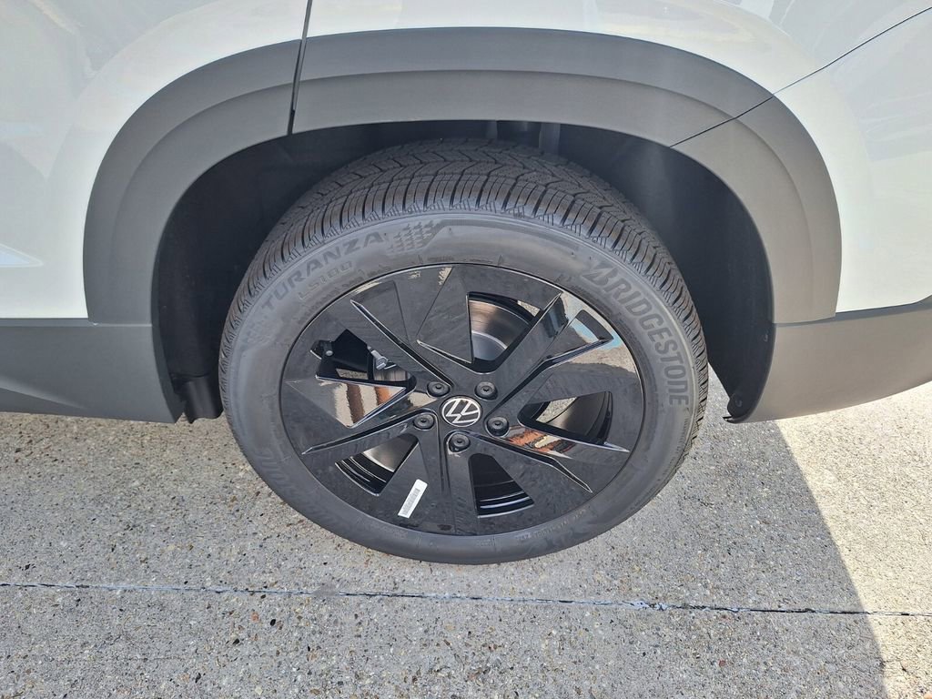 New 2025 Volkswagen Taos SE image 24