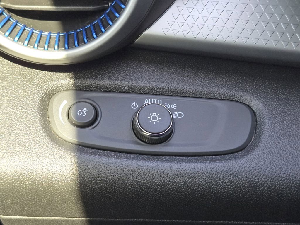 Used 2025 Chevrolet Trax LS w/ LS Convenience Package image 18