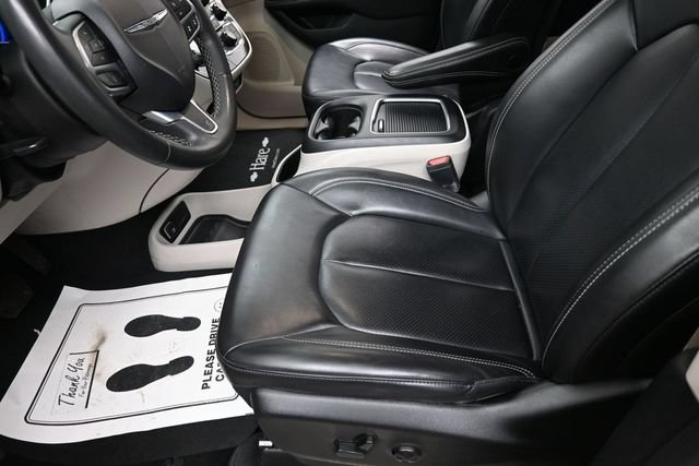 Used 2023 Chrysler Pacifica Touring-L FWD image 15