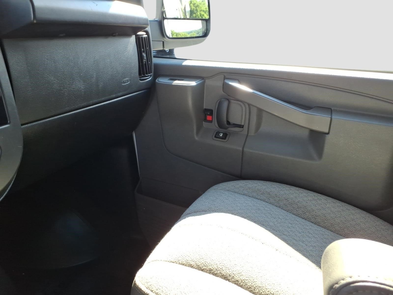 Used 2025 GMC Savana 3500 LT w/ LT Preferred Equipment Group RWD image 25