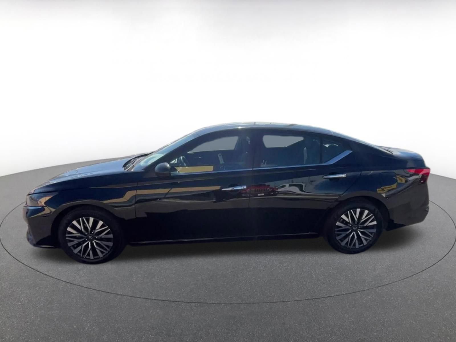 Used 2025 Nissan Altima 2.5 SV image 9