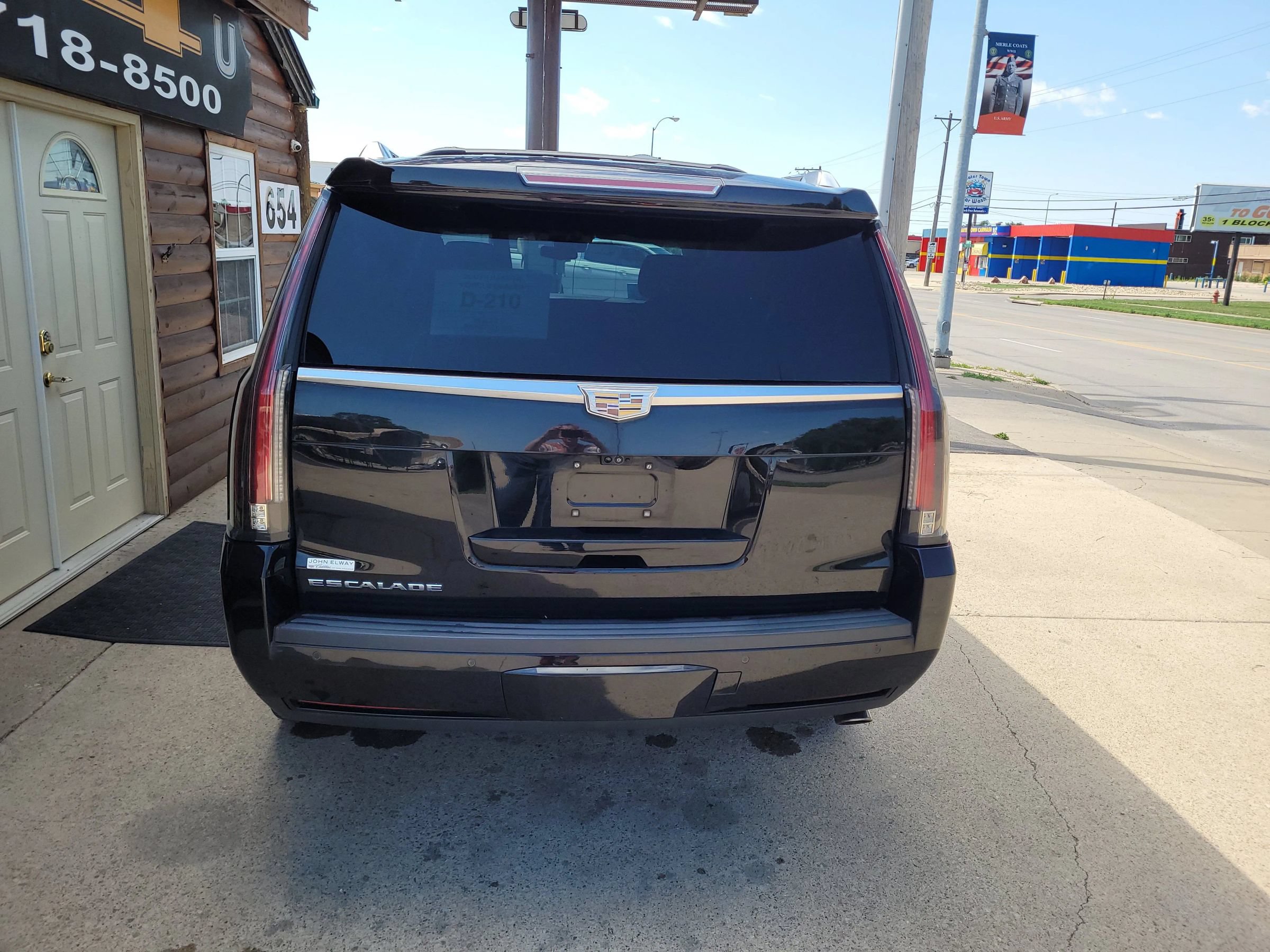 Used 2017 Cadillac Escalade Luxury AWD/4WD image 4