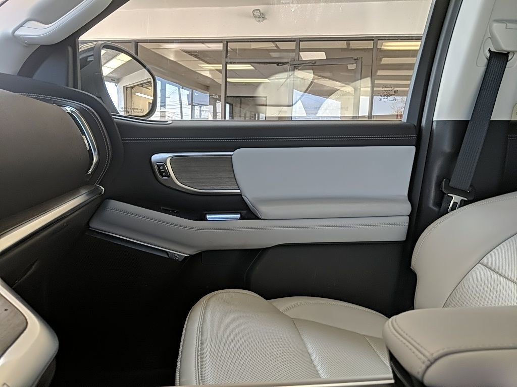 Used 2025 Ford Expedition Platinum image 28