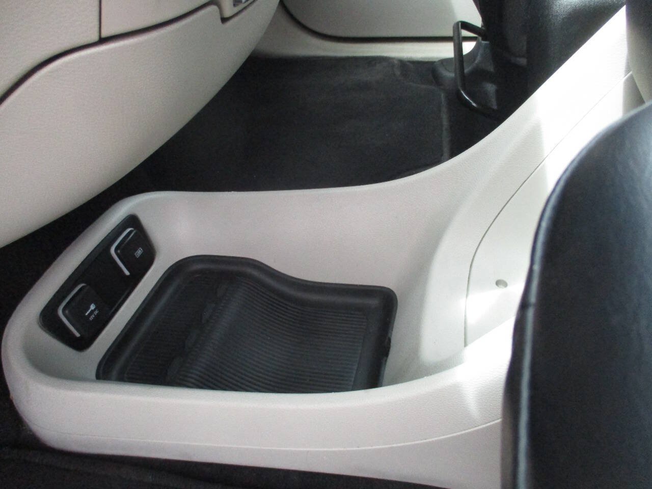 Used 2020 Chrysler Voyager Lxi FWD image 17