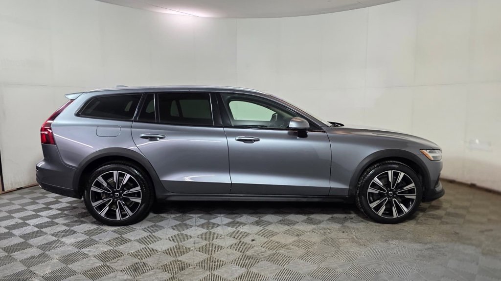 Used 2021 Volvo V60 T5 Cross Country w/ Climate Package image 8
